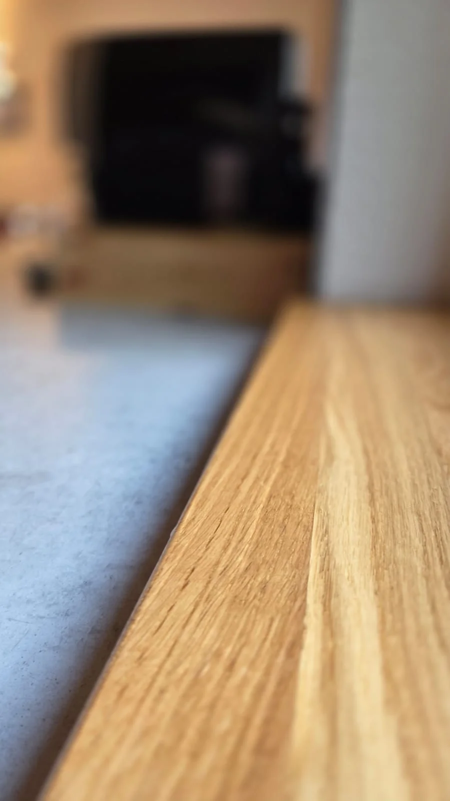Detail dřevěné hrany kuchyňské linky