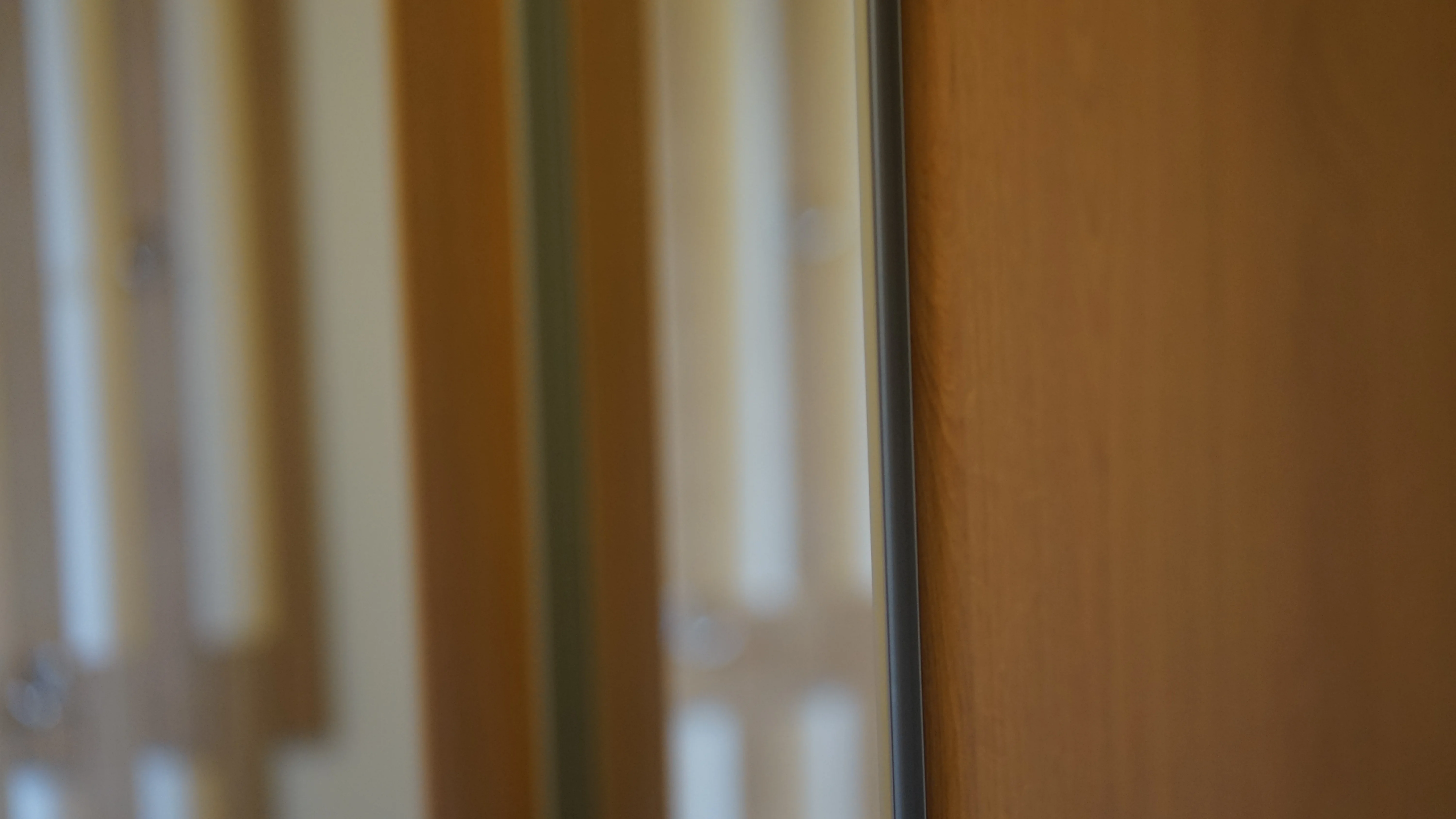 Detail vestavěné skříně v chodbě