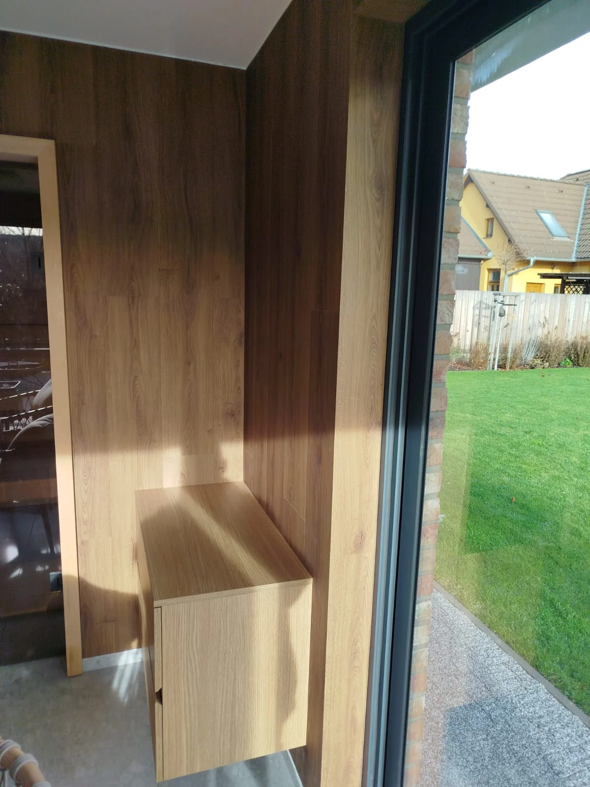 Detail dřevěných lamel v denním světle
