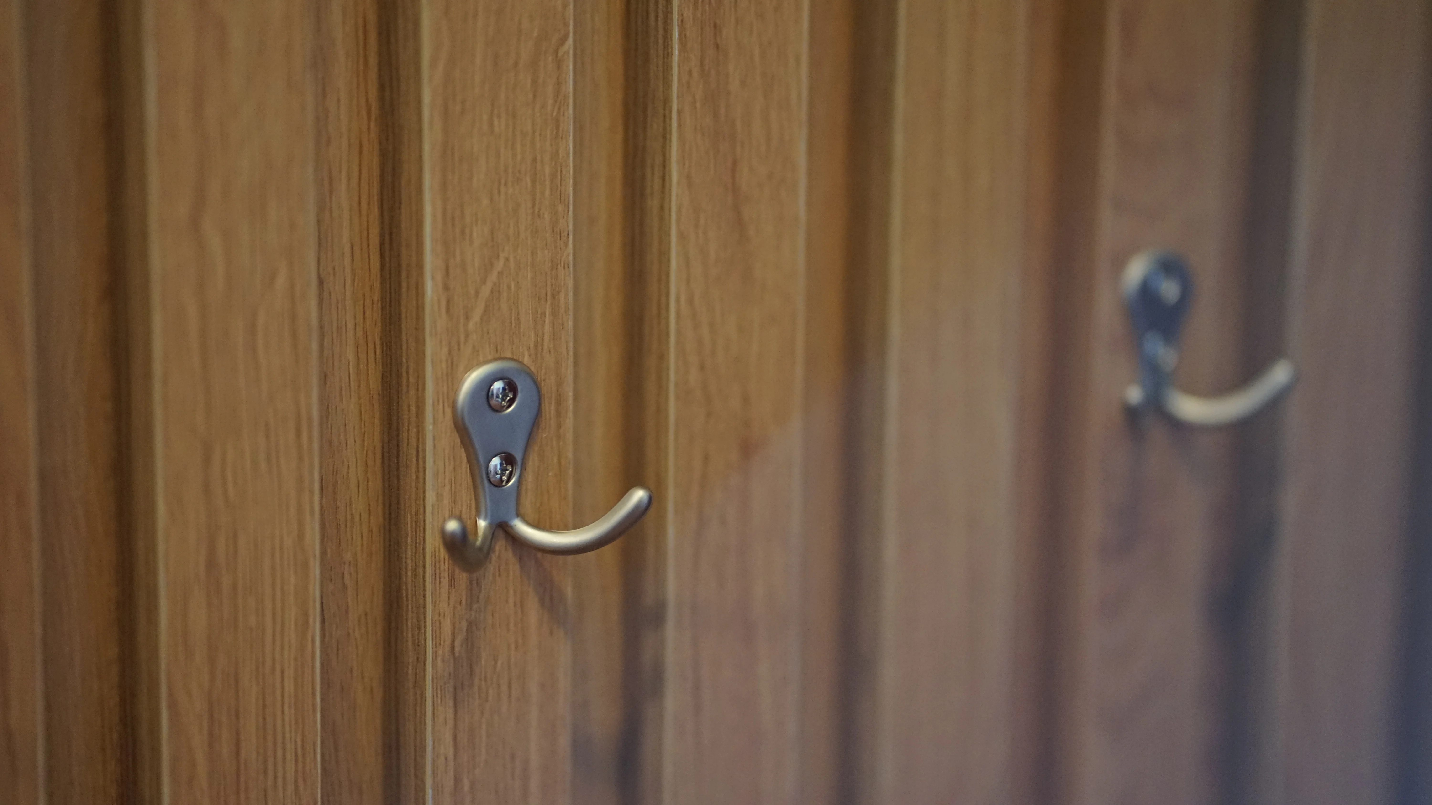 Detail háčku na dřevěném věšáku