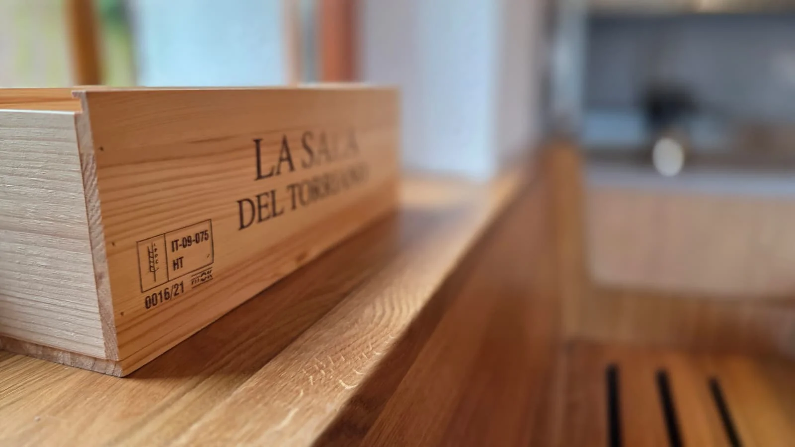 Dřevěná zásuvka na víno – detail vybavení kuchyně