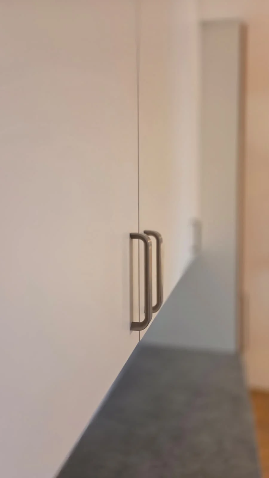 Detail úchytek na vysokých skříních v kuchyni